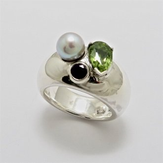 A Handmade Sterling Silver, Amethyst, Peridot and Silver/Grey Freshwater Pearl RING.