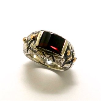 Handmade Sterling Silver and 18ct Yellow Gold RING set with Garnet. Gold mass 0.5 gms