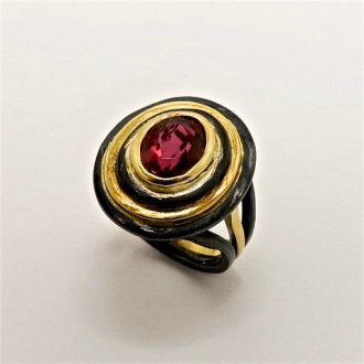 Handmade Sterling Silver RING set with Pink Tourmaline. Gold mass 3.97 gms