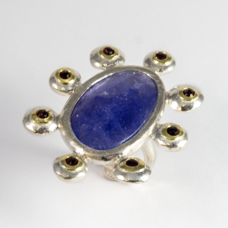 A Handmade Sterling Silver, 18ct Yellow Gold, Tanzanite and Garnet DAISY RING. Tanzanite 21.4 ct. Gold Mass 1.9 gms.