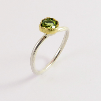A Handmade Sterling and 18ct Yellow Gold Peridot RING.  Gold Mass 0.3 gms. Birthstone for August.