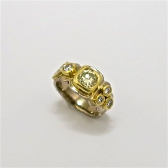 A Handmade 18ct White and Yellow Gold RING set with Diamonds. Gold mass 11.5 gms.