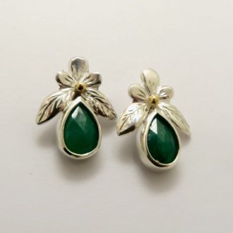 A Pair of Sterling Silver, 18ct Yellow Gold and Emerald DAISY STUD EARRINGS.  Gold Mass 0.2 gms