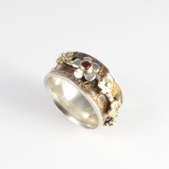 A Handmade Sterling Silver and 18ct Yellow Gold Rotating DASIY RING set with ruby and Diamond.  Ruby 0.08ct, Diamond 0.04ct.