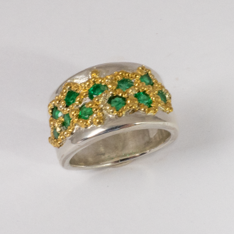 A Handmade Sterling Silver,  Fine Gold and Emerald RING. Emeralds 1.50 cts. Gold Mass 1.4 gms