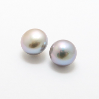 A Pair of 9ct Yellow Gold and Round Grey Freshwater Pearl STUD EARRINGS. 10-10.5mm Diameter.