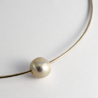 A Sterling Silver OMEGA NECKLACE with White Freshwater Pearl.