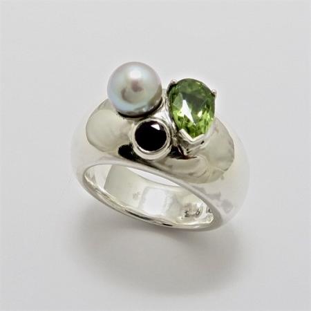 A Handmade Sterling Silver, Amethyst, Peridot and Silver/Grey Freshwater Pearl RING.