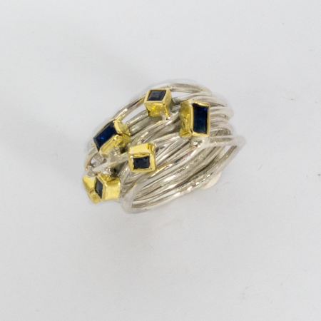 A Handmade Sterling Silver, 18ct Yellow Gold (2,3gms) and Sapphire RING, set with Baguette and Princess-cut Blue Sapphires (0.91cts)  