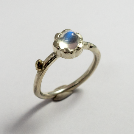 A Handmade Sterling Silver, 18ct White Gold and Moonstone RING. Gold mass 0.15 gms.