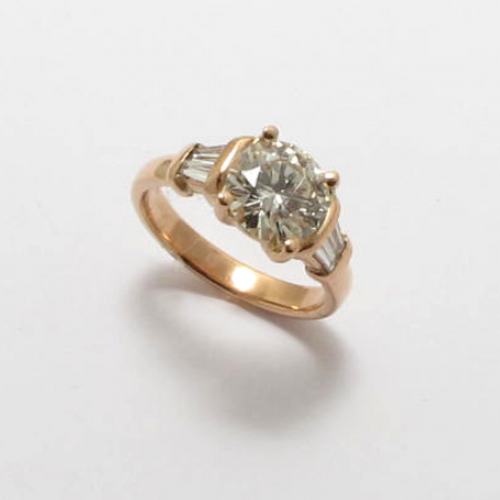 A Handmade 18ct Rose Gold RING set with a Round Brilliant-cut Diamond (1.9230cts.) at centre and 4 Tapered Baguette Diamonds (0.24cts.). G/H; VS. Gold mass 4.6gms.