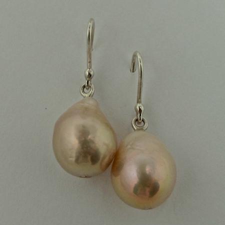 A Pair of DROP EARRINGS with Peach-coloured Tear-shaped Baroque Freshwater Pearls