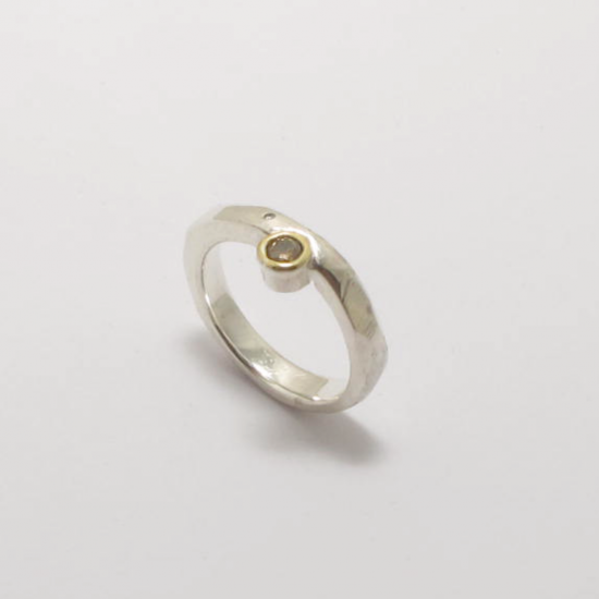 A Handmade Sterling Silver and 18ct Yellow Gold RING set with Fancy Brown and Brilliant-cut Diamonds. (Total Diamond weight 0.212cts.). Gold mass 0.12 gms. 