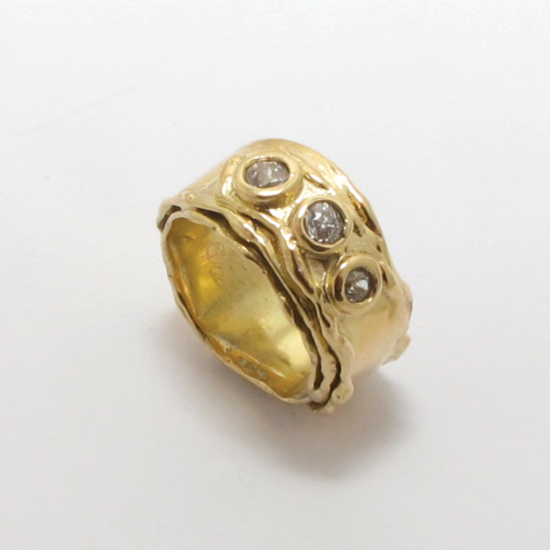 A Handmade 18ct Yellow Gold and Three Stone Diamond RING.