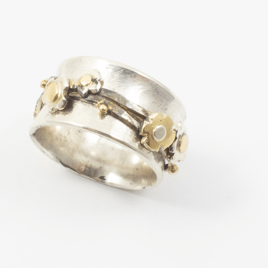 A Handmade Sterling Silver and 18ct Yellow Gold ROTATING DAISY RING. Gold Mass 0.87 gms.