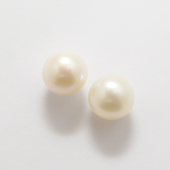 A Pair of 9ct Yellow Gold and Round White Freshwater Pearl STUD EARRINGS. 12-12.5mm Diameter.