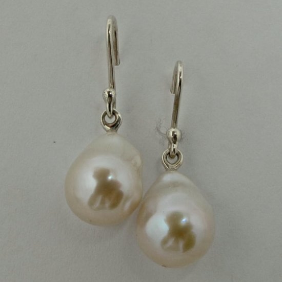 A Pair of DROP EARRINGS with White Tear-shaped Baroque Freshwater Pearls