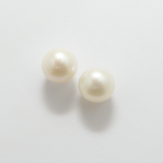 A Pair of 9ct Yellow Gold and Round White Freshwater Pearl STUD EARRINGS. 8mm Diameter.