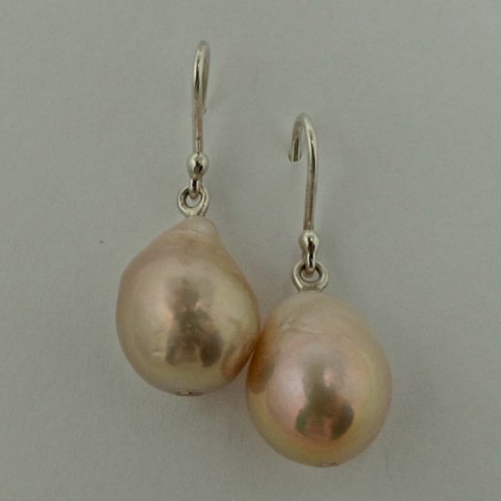 A Pair of DROP EARRINGS with Peach-coloured Tear-shaped Baroque Freshwater Pearls