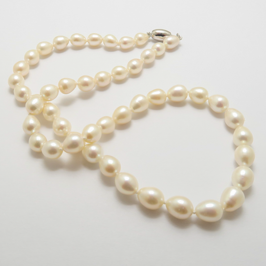 A NECKLACE of Freshwater Pearls on Sterling Silver Clasp. 7-9mm Diameter.